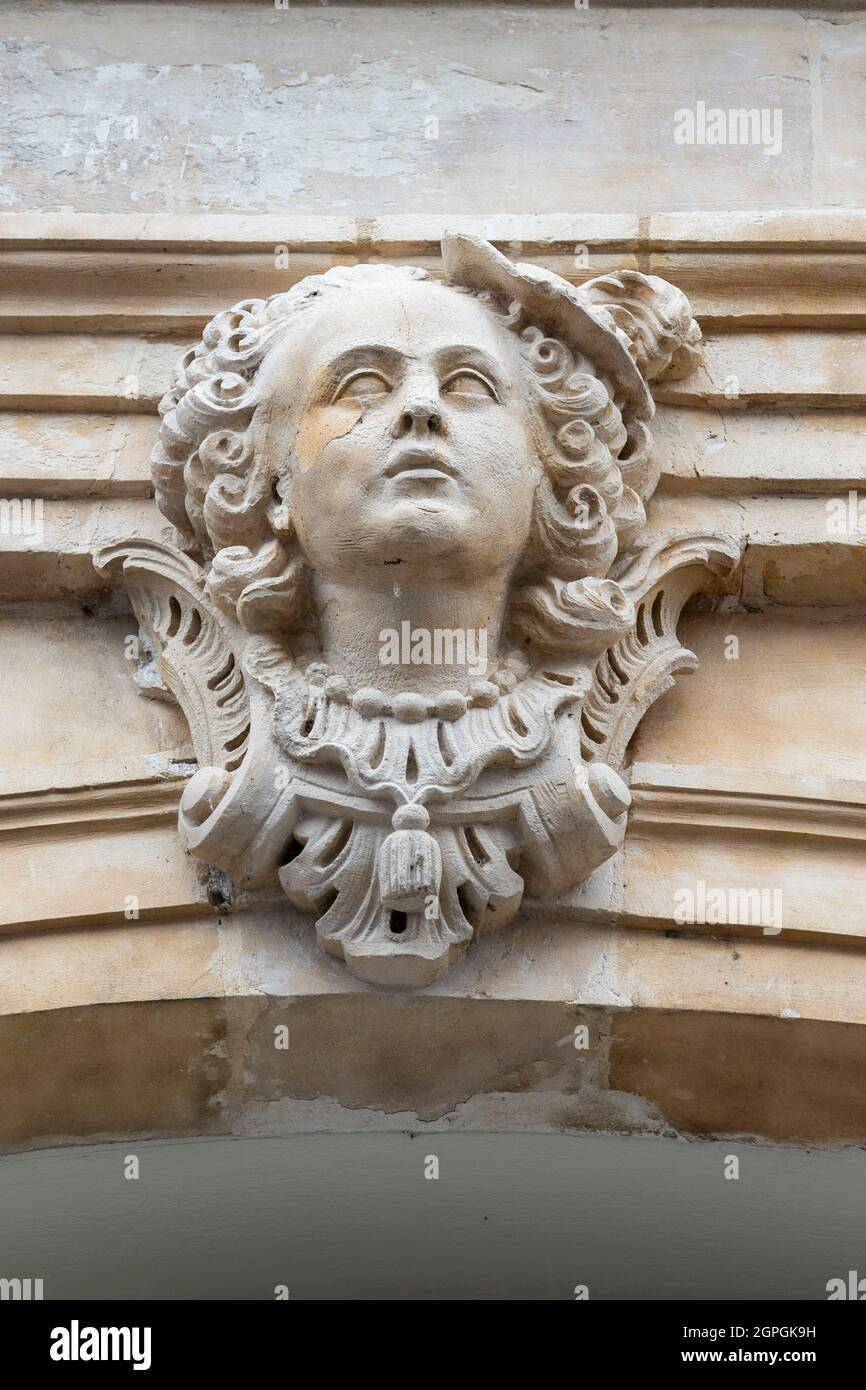 France, Eure, Pont Audemer, rue Sadi Carnot, bas relief sur un hôtel Banque D'Images