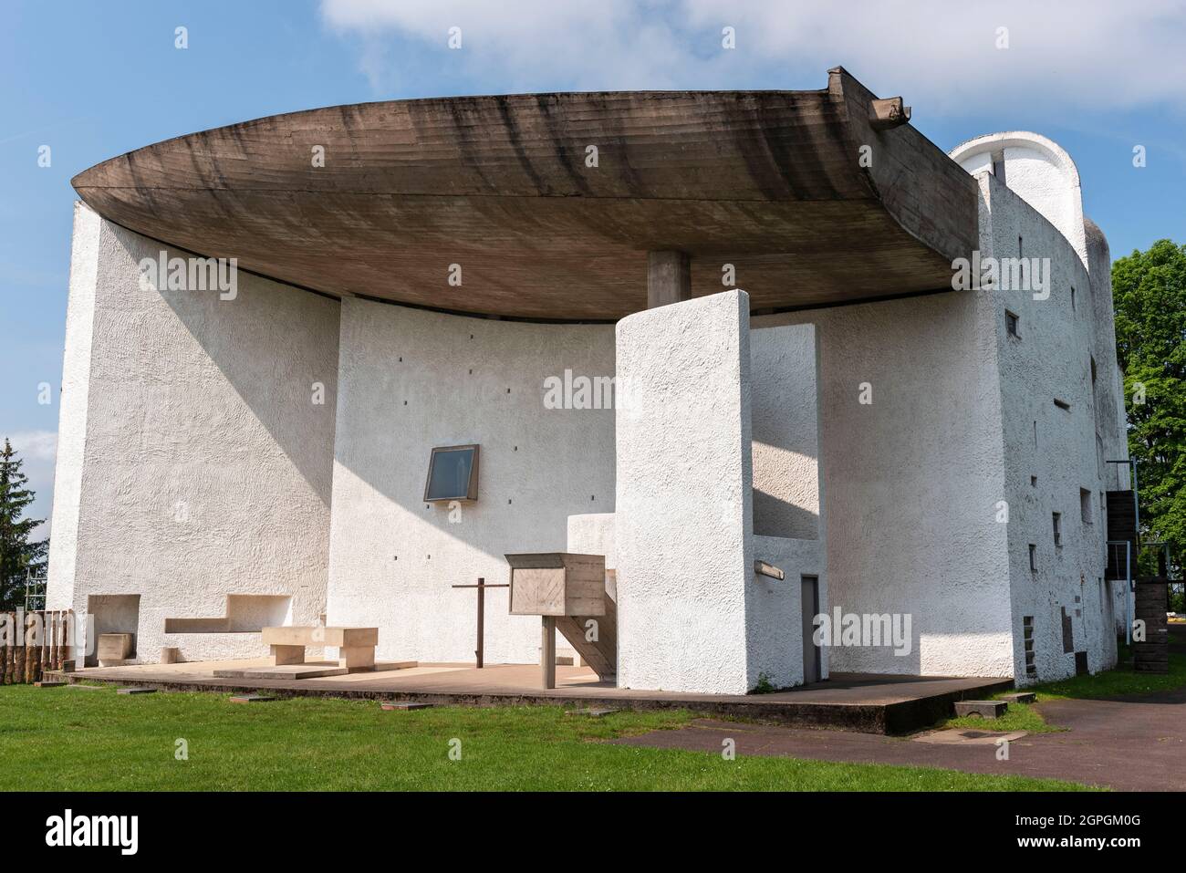 France, haute Saone, Ronchamp, colline notre Dame du Haut classée au patrimoine mondial de l'UNESCO, chapelle de l'architecte le Corbusier construite entre 1953 et 1955, façade est du choeur extérieur pour pèlerinages Banque D'Images