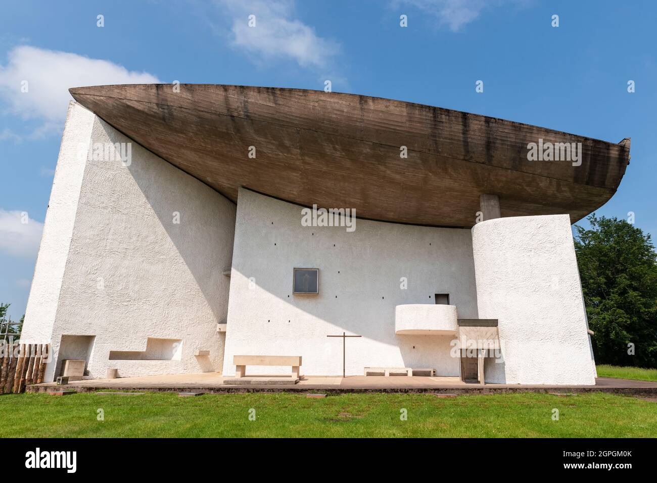 France, haute Saone, Ronchamp, colline notre Dame du Haut classée au patrimoine mondial de l'UNESCO, chapelle de l'architecte le Corbusier construite entre 1953 et 1955, façade est du choeur extérieur pour pèlerinages Banque D'Images