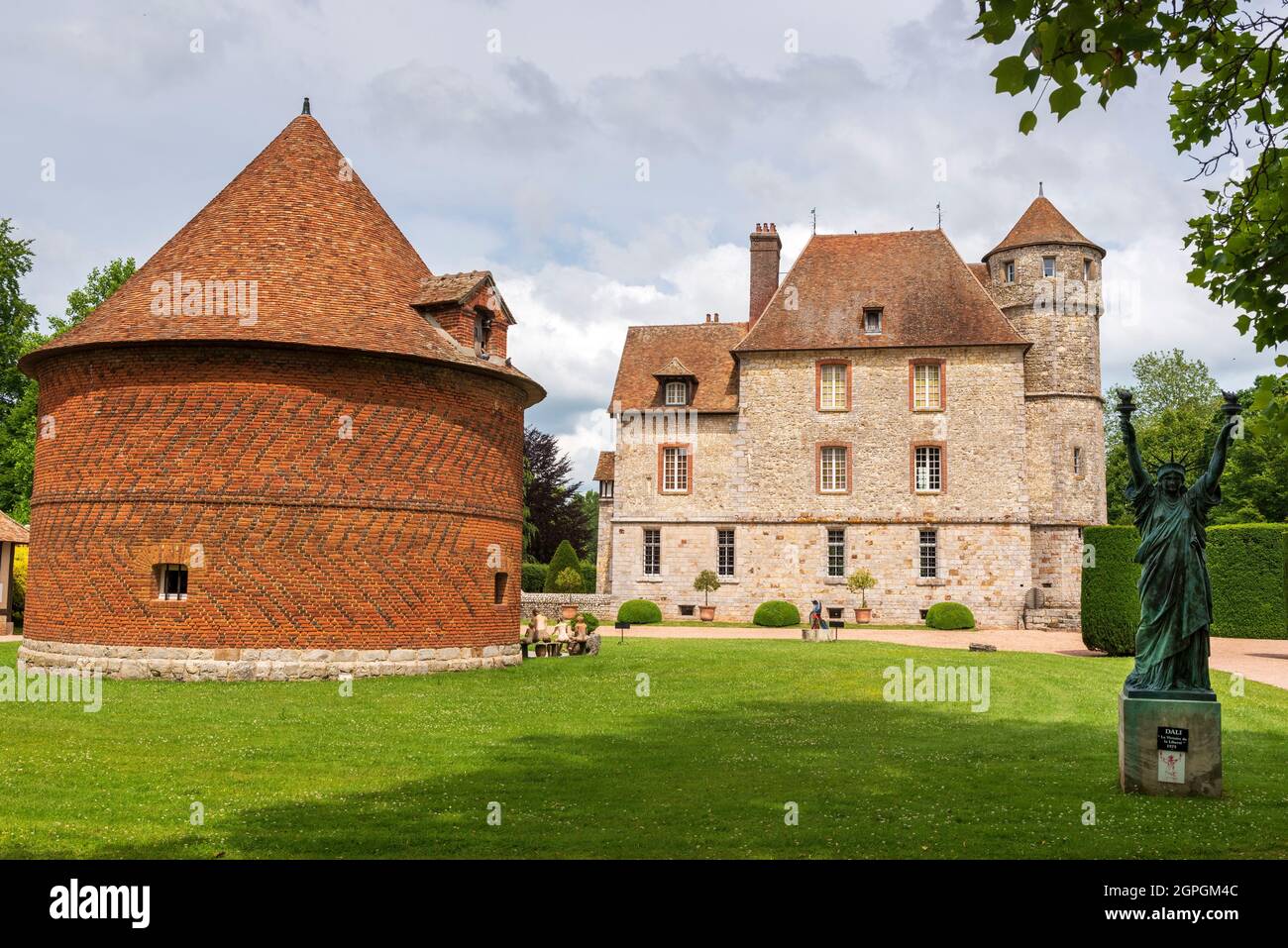 France, Eure, Vascoeuil, Château de Vascoeuil et le dovecote, sculpture de Salvador Dali intitulée Théâtre de la liberté à partir de 1972 Banque D'Images