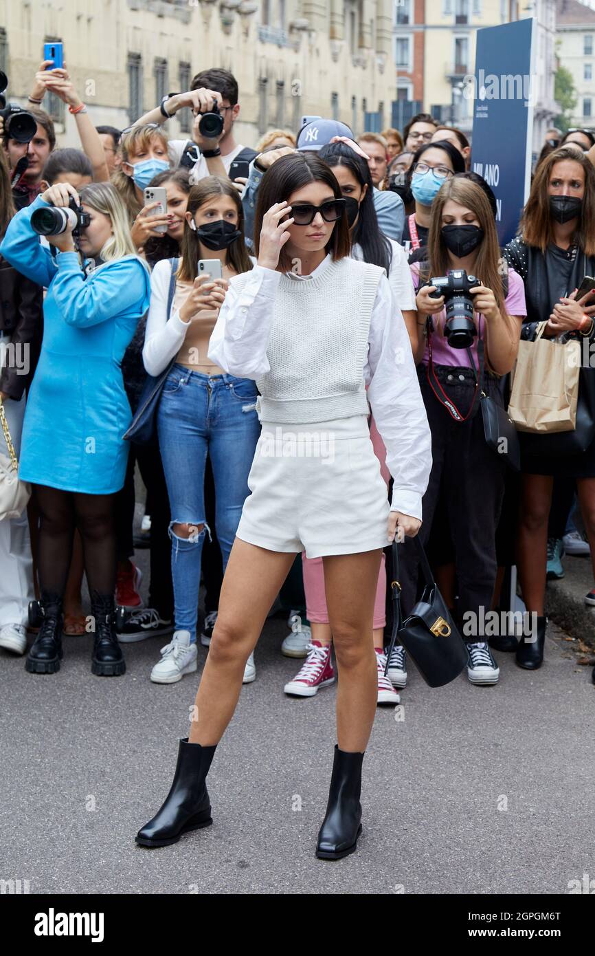 MILAN, ITALIE - 25 SEPTEMBRE 2021 : Gaia Girace avec chemise blanche et sac en cuir noir avant le défilé de mode Salvatore Ferragamo, Milan Fashion week stre Banque D'Images