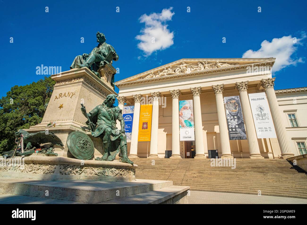 Hongrie, Budapest, classée au patrimoine mondial de l'UNESCO, quartier Pest, Musée national hongrois (Magyar Nemzeti Muzeum), statue d'Arany János, grand poète hongrois du XIXe siècle Banque D'Images