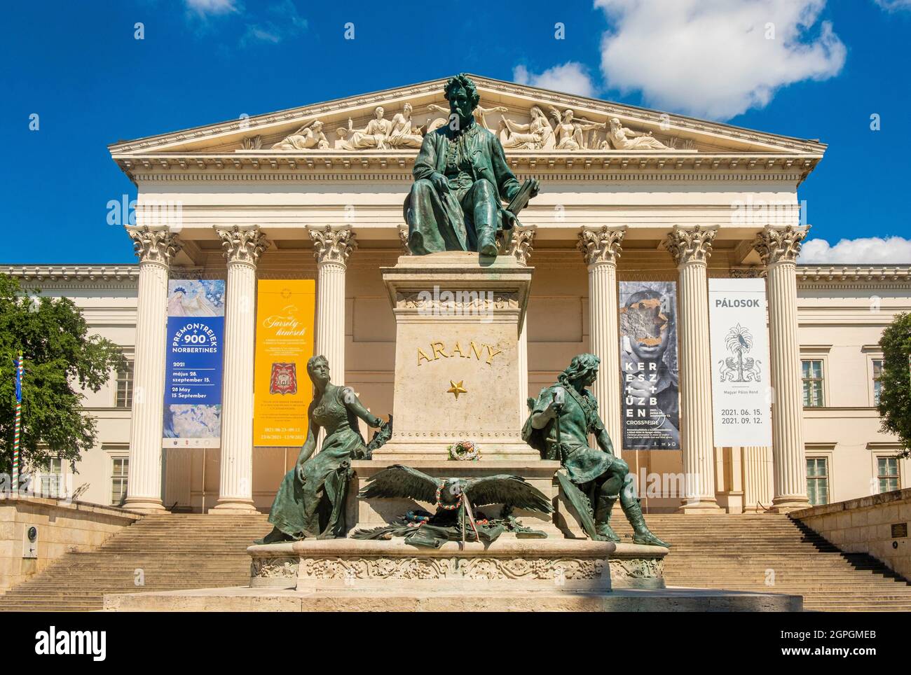 Hongrie, Budapest, classée au patrimoine mondial de l'UNESCO, quartier Pest, Musée national hongrois (Magyar Nemzeti Muzeum), statue d'Arany János, grand poète hongrois du XIXe siècle Banque D'Images