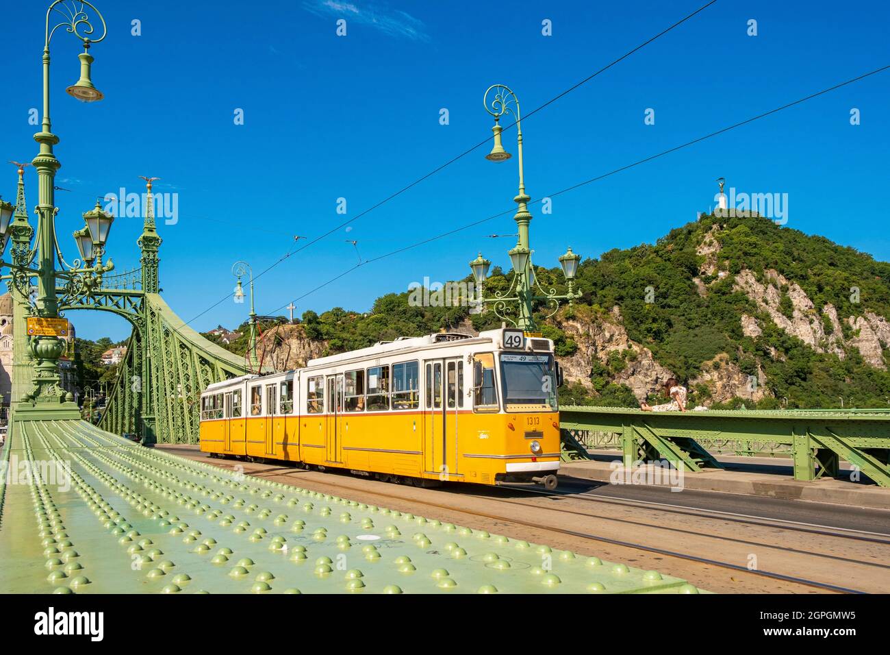 Hongrie, Budapest, classée au patrimoine mondial de l'UNESCO, le pont de la liberté (Szabadag) et un tramway Banque D'Images