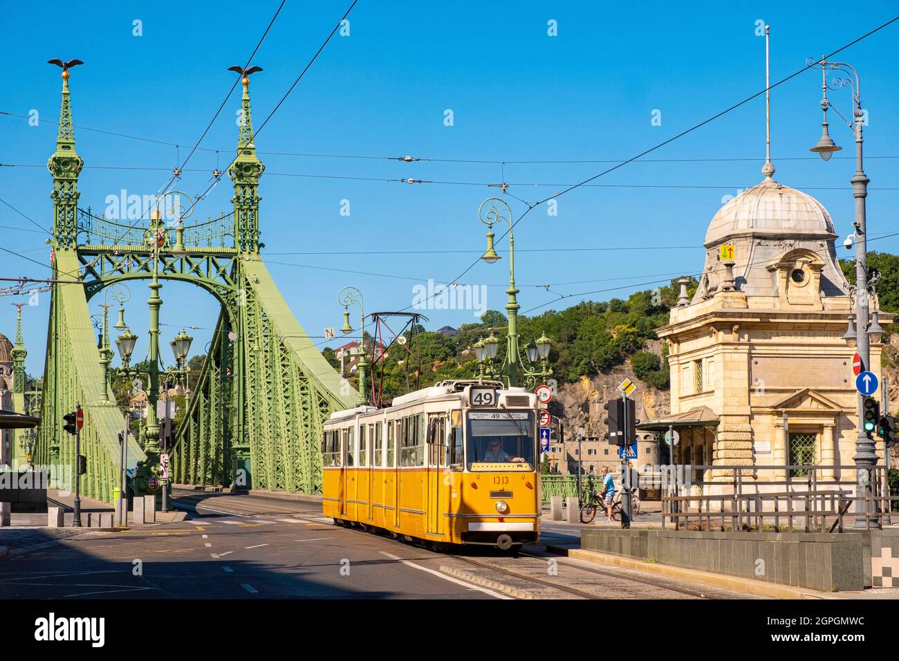 Hongrie, Budapest, classée au patrimoine mondial de l'UNESCO, le pont de la liberté (Szabadag) et un tramway Banque D'Images