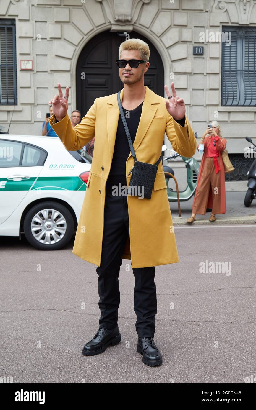 MILAN, ITALIE - 25 SEPTEMBRE 2021 : Ross Butler avec un manteau jaune et  des lunettes de soleil