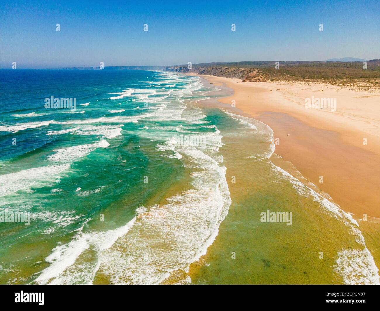 Portugal, Algarve, côte ouest de l'Atlantique, Plage de Praia da Bordeira (vue aérienne) Banque D'Images