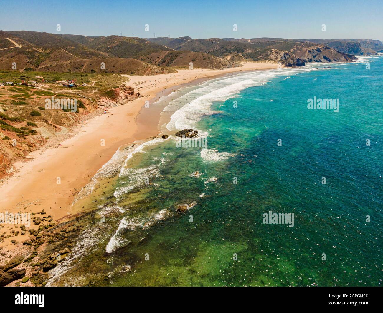 Portugal, Algarve, côte ouest de l'Atlantique, plage Praia do Amado Surfers (vue aérienne) Banque D'Images