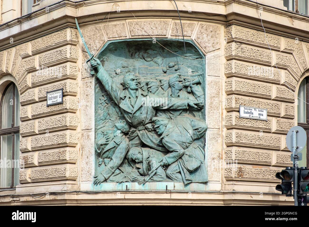 Hongrie, Budapest, classée au patrimoine mondial de l'UNESCO, dans le quartier Pest, sculpture en hommage aux Hongrois sur un bâtiment Banque D'Images