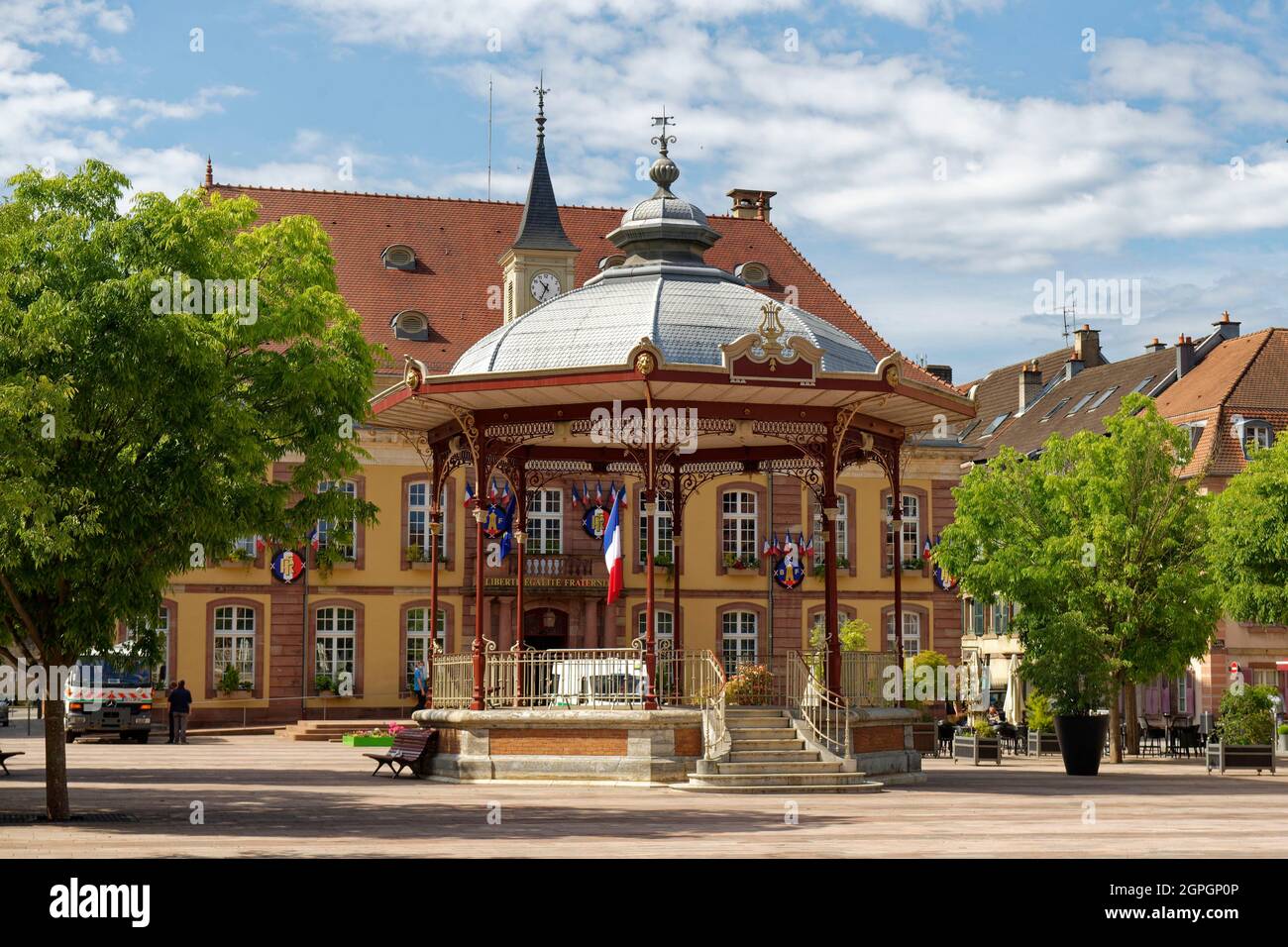 France, territoire de Belfort, Belfort, place d'armes, kiosque et hôtel de ville Banque D'Images