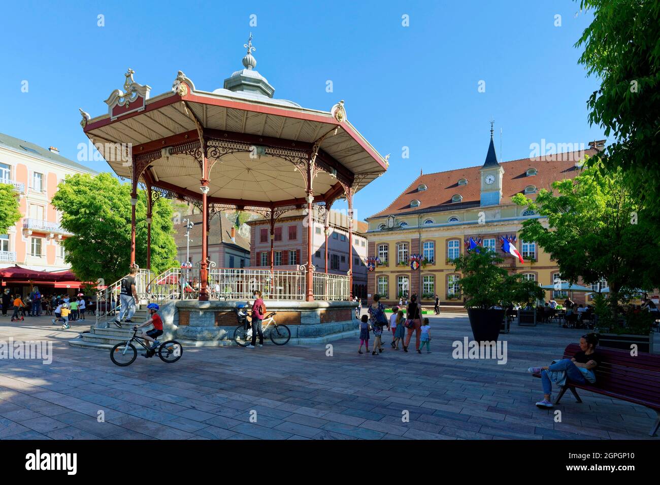 France, territoire de Belfort, Belfort, place d'armes, kiosque et hôtel de ville Banque D'Images