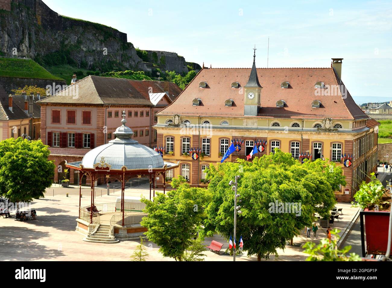 France, territoire de Belfort, Belfort, place d'armes, kiosque et hôtel de ville Banque D'Images