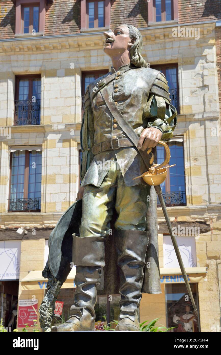 France, Dordogne, Périgord pourpre, Bergerac, Statue de Cyrano de Bergerac de Mauro Corda de 2005 au sommet de la place Pélissière Banque D'Images