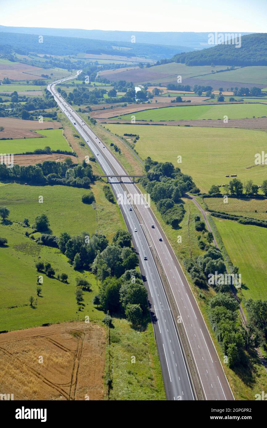 France, Côte-d'Or ( 21 ), autoroute A6 exploitée par la société Highways Paris-Rhin-Rhône. Elle est membre (partie) des routes européennes E15, E21 et E60 (vue aérienne) Banque D'Images