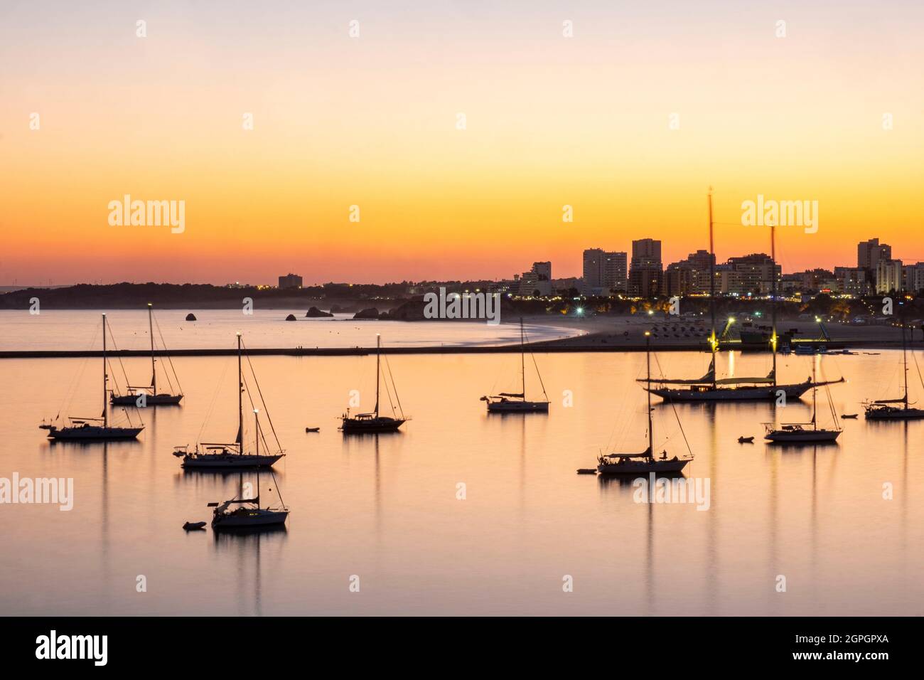 Portugal, Algarve, Portimao, embouchure du Rio Arade avec praia da Rocha en arrière-plan Banque D'Images