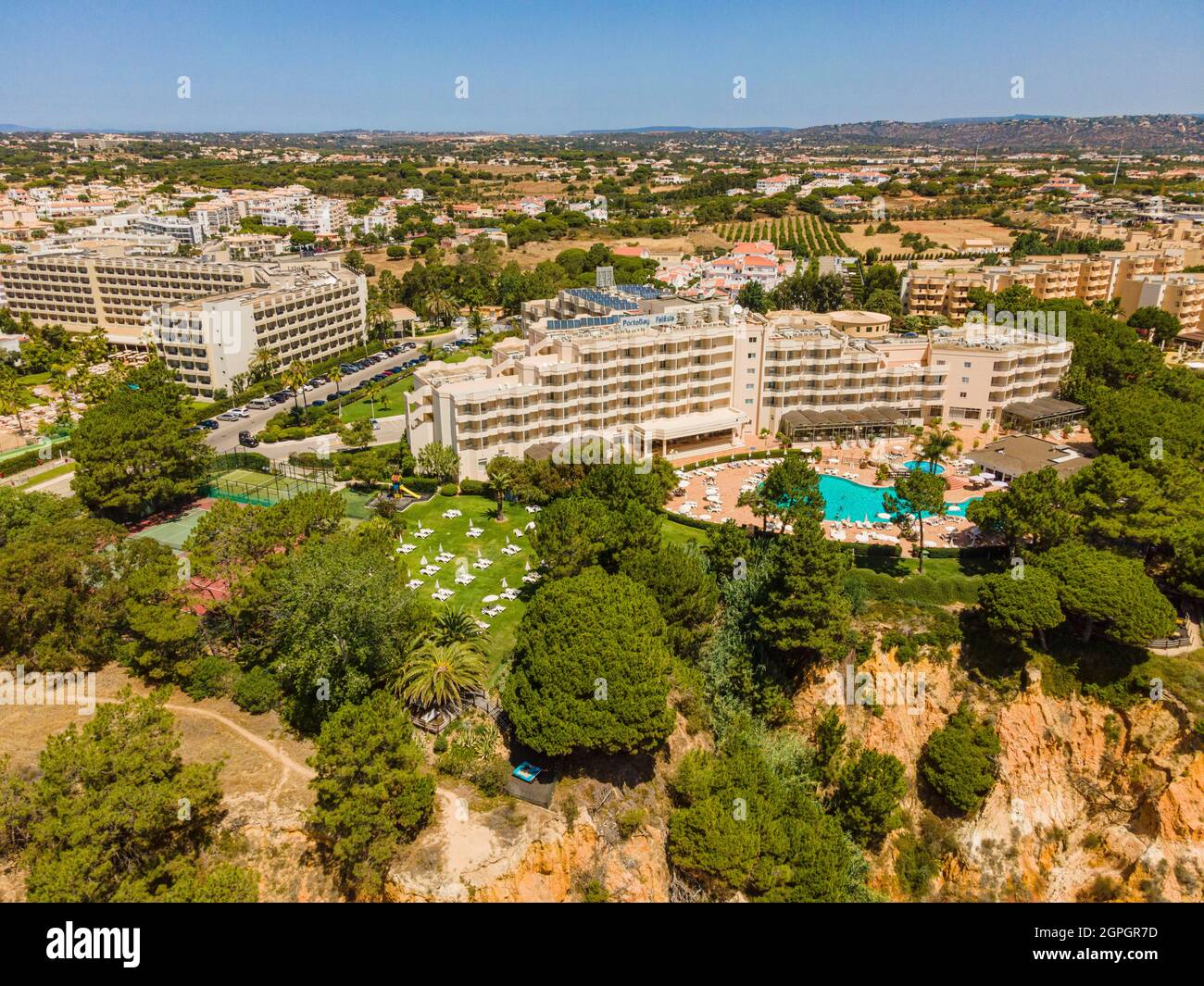 Portugal, Algarve, Albufeira, Praia do Barranco das Belharucas plage, hôtel PortoBay Falésia (vue aérienne) Banque D'Images