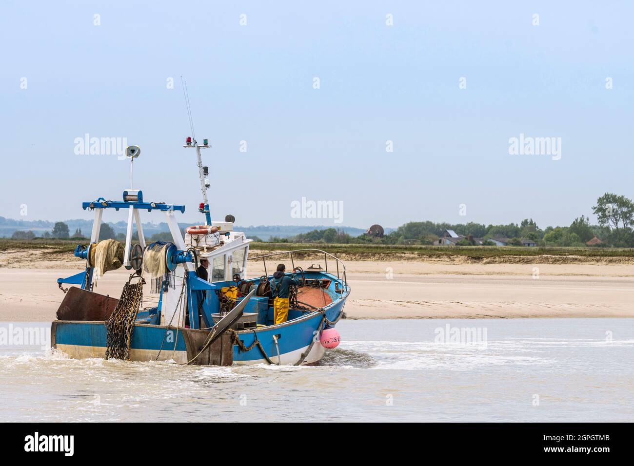 France, somme, Baie de somme, le Hourdel, les chalutiers entrent et quittent le port à marée haute pour aller pêcher la crevette grise Banque D'Images