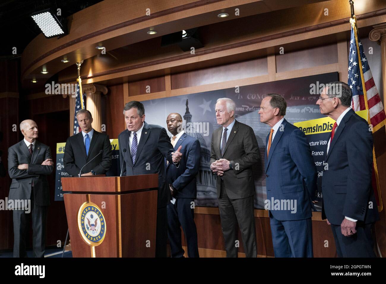 Washington, États-Unis. 29 septembre 2021. Le sénateur Steve Daines (R-MT) fait des remarques lors d'une conférence de presse avec les Républicains du Sénat sur l'ordre du jour des Démocrates du Sénat au Capitole des États-Unis à Washington, DC, le mercredi 29 septembre 2021. Les sénateurs républicains ont mis l'accent sur les questions liées à la sécurité des frontières et à la limite de débit. Photo de Sarah Silbiger/UPI crédit: UPI/Alay Live News Banque D'Images