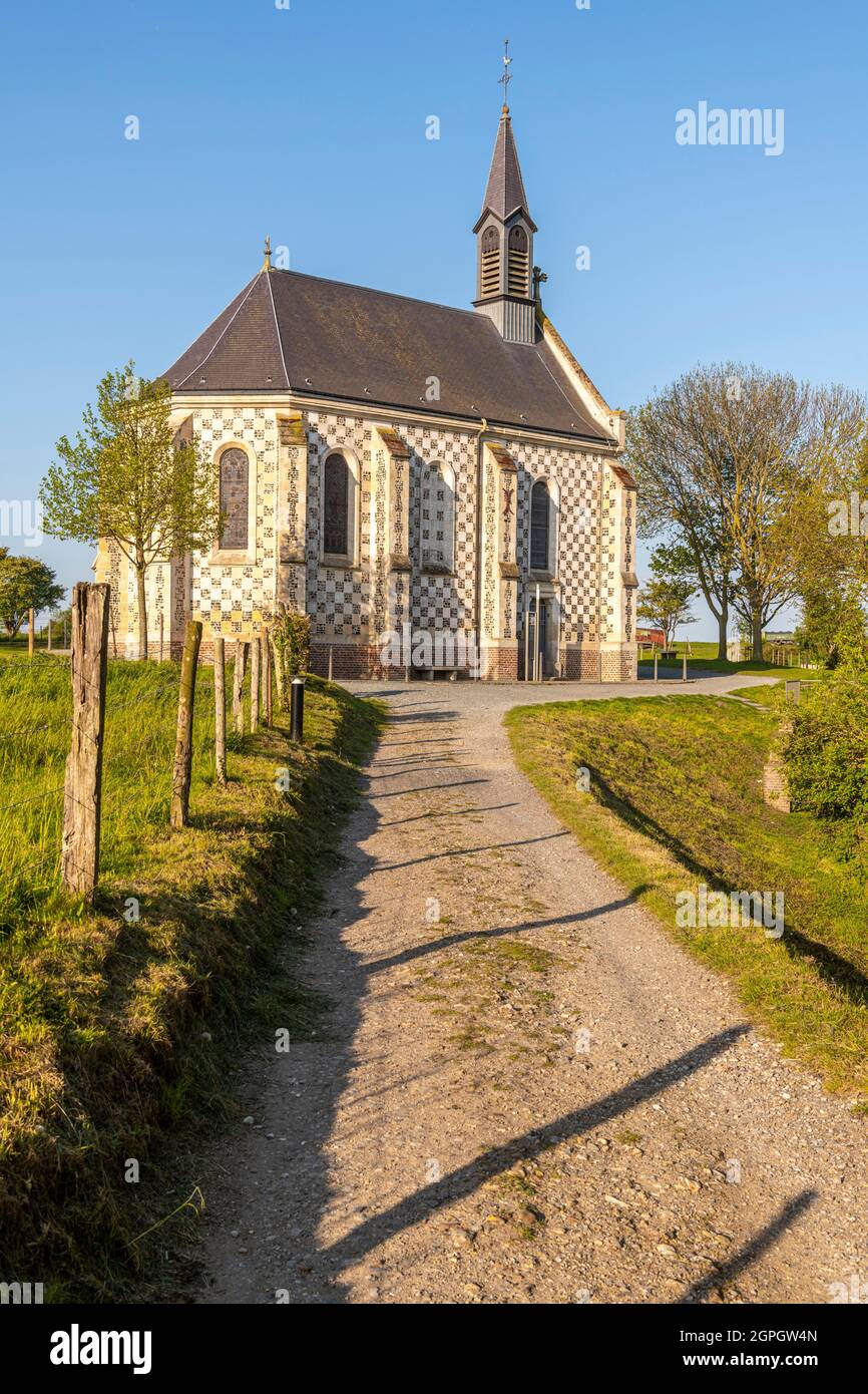 France, somme, Baie de somme, Saint Valery sur somme, Cap Hornu, le chemin qui mène à la chapelle des marins Banque D'Images