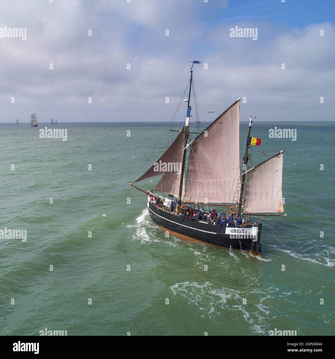 france, pas de calais, boulogne-sur-mer, fête maritime, sortie du Nele, bateau à 2 mâts d'Ostende (vue aérienne) Banque D'Images