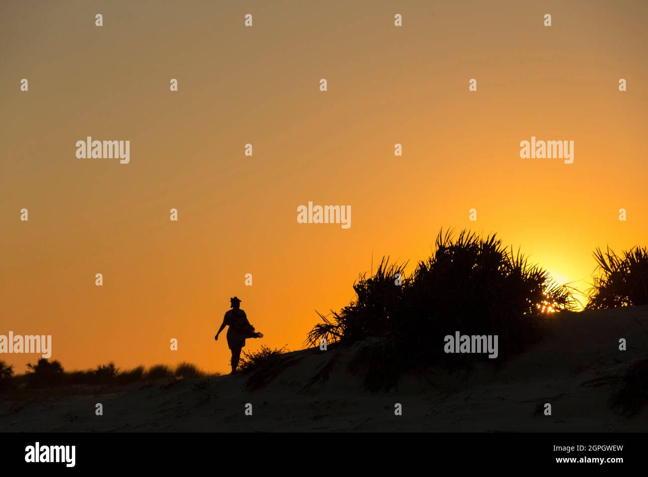 Madagascar, région de Menabe, Morondava, femme dans les dunes au coucher du soleil Banque D'Images