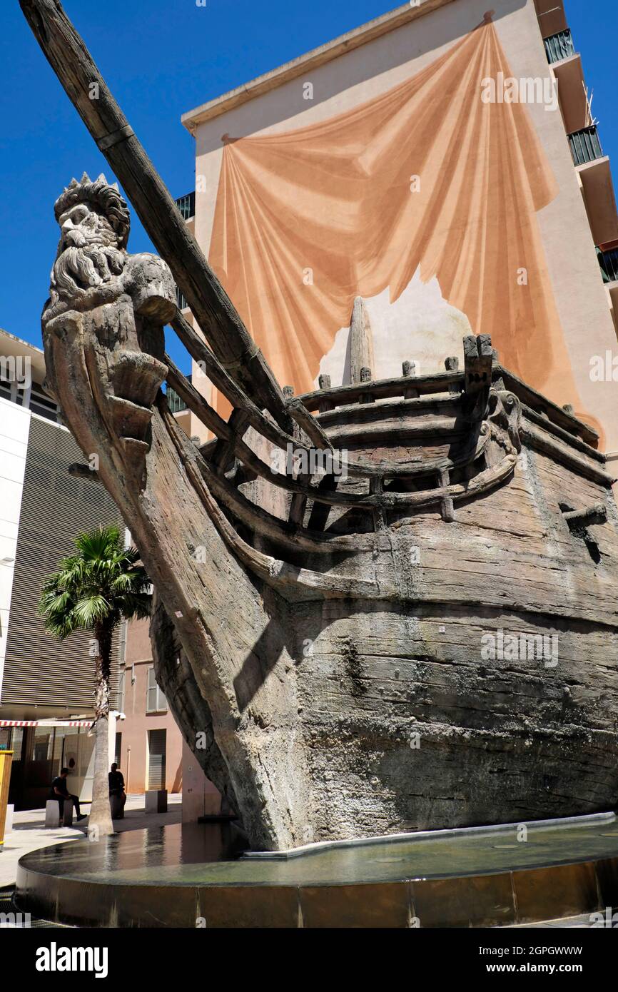 France, Var, Toulon, rue Vezzani, bateau-sculpture, reproduction d'un navire royal du xviie siècle Banque D'Images