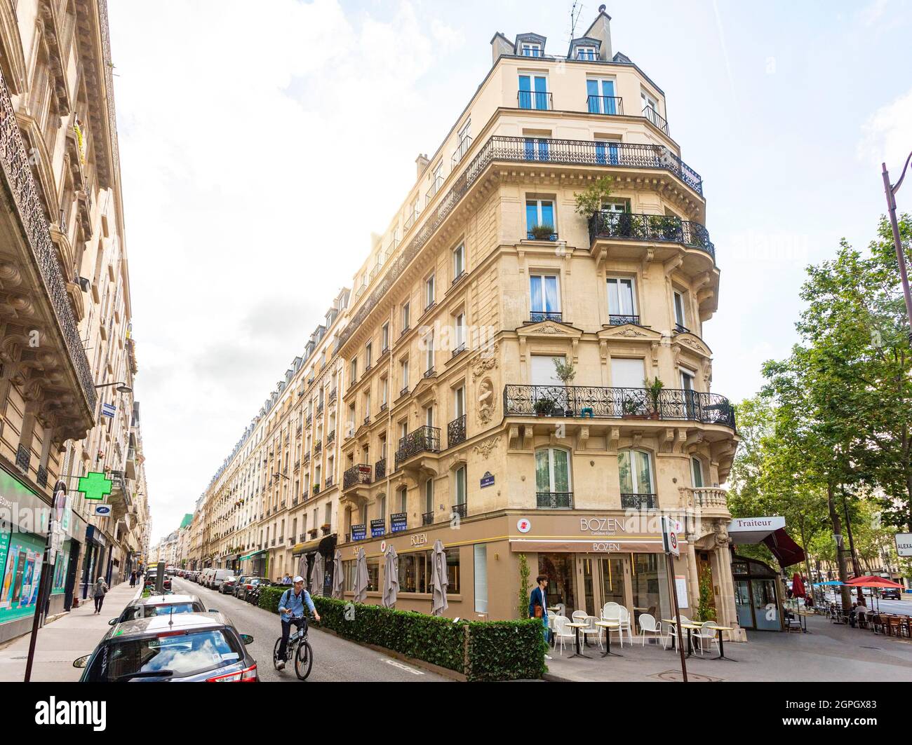 France, Paris, rue Alexandre Dumas au coin du boulevard Voltaire Banque D'Images