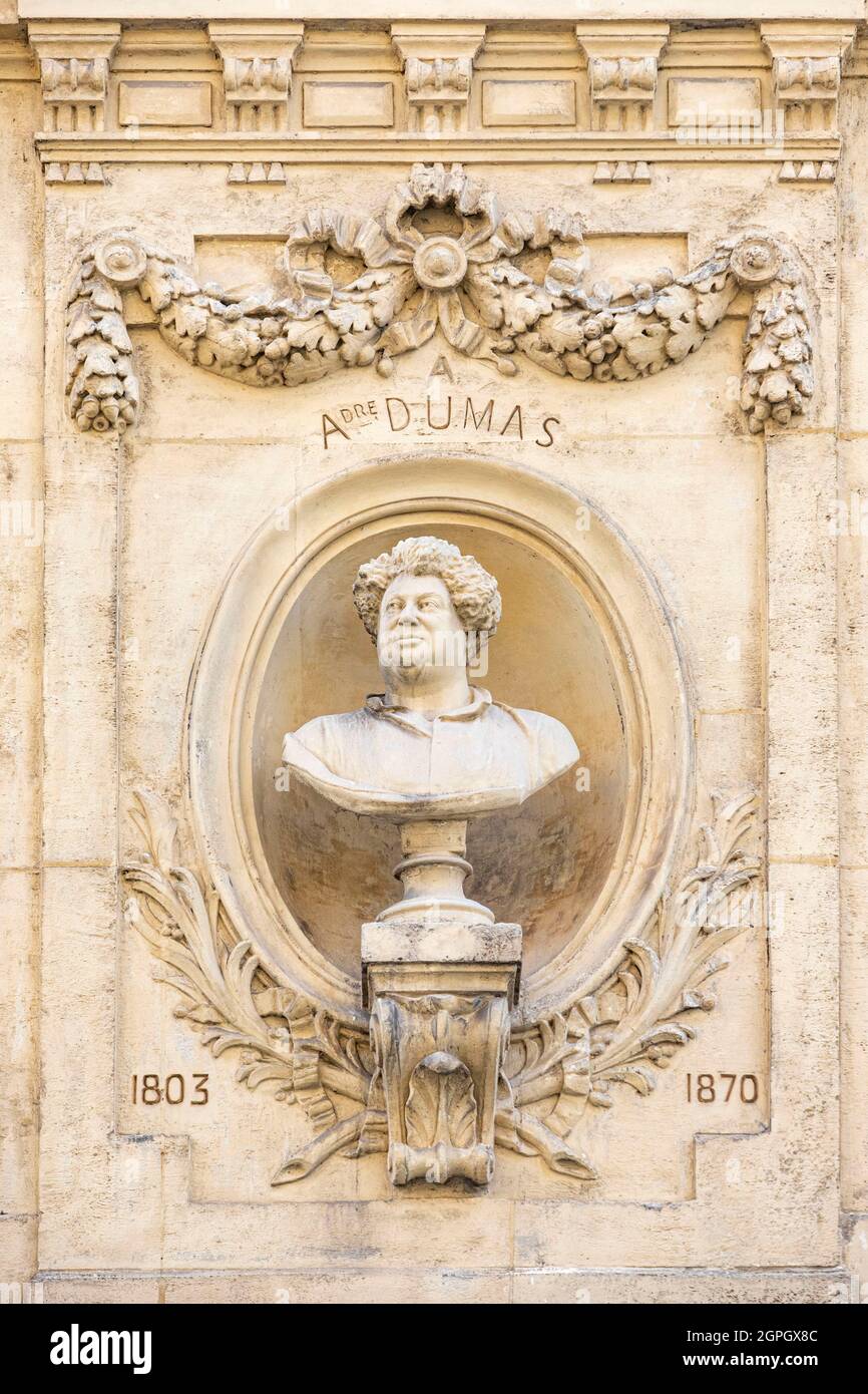 France, Paris, rue Alexandre Dumas, buste de l'écrivain Alexandre Dumas dans la façade Banque D'Images