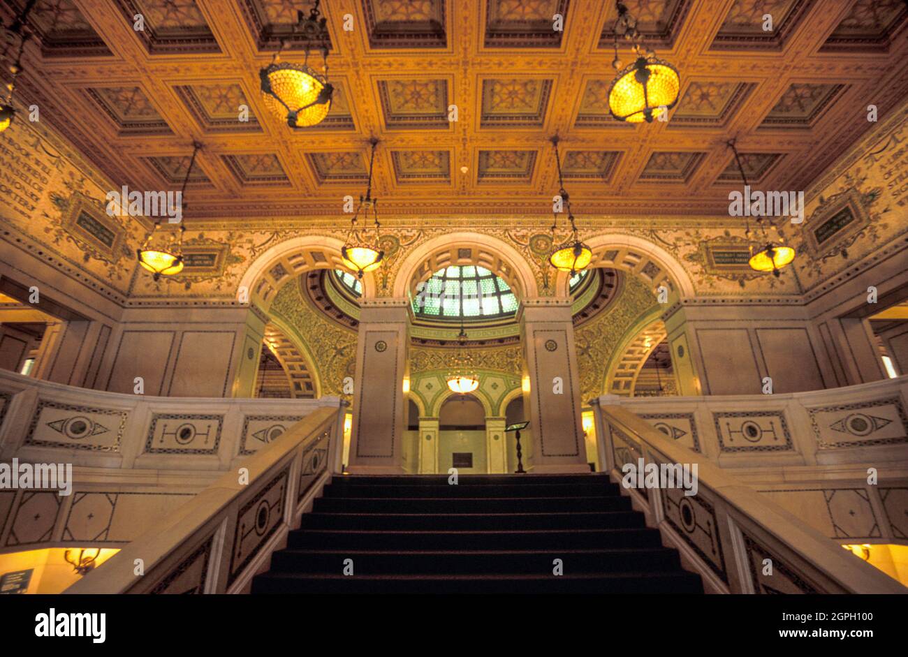 Grand escalier à Preston Bradley Hall, Chicago Cultural Center, Chicago, Illinois, États-Unis Banque D'Images