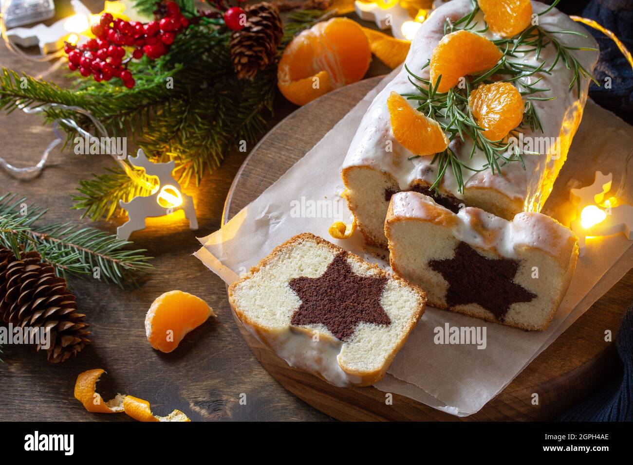 Dessert de Noël. Gâteau aux étoiles chocolat d'hiver festif sur une table en bois. Banque D'Images