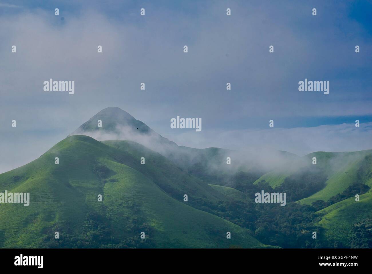 Vue sur les montagnes avec ciel bleu et nuages Banque D'Images