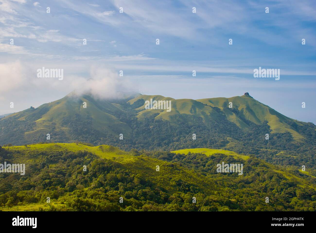 Vue sur les montagnes avec ciel bleu et nuages Banque D'Images