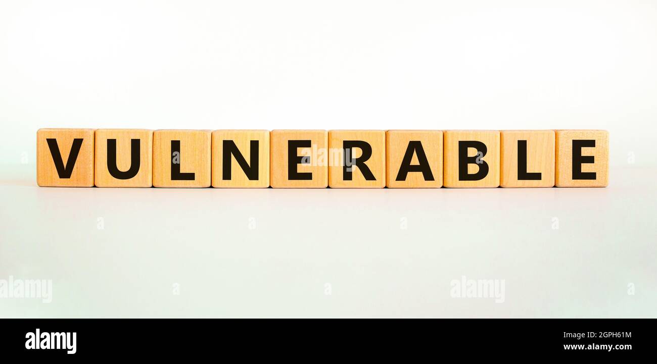 Symbole vulnérable. Le mot vulnérable sur les cubes en bois. Belle table blanche, fond blanc. Concept d'entreprise et de vulnérabilité. Copier l'espace. Banque D'Images