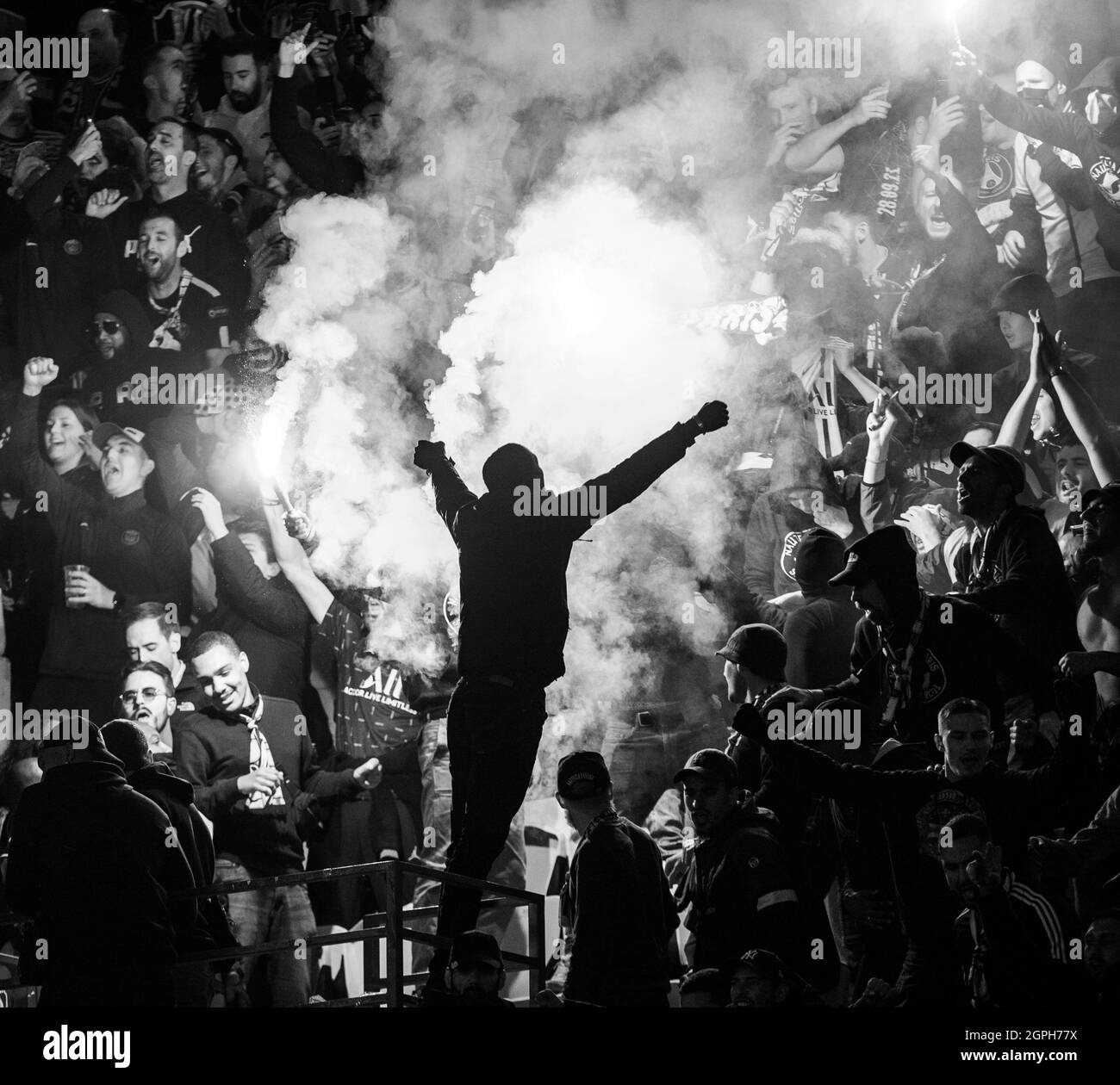 Ultras fans de Paris Saint-Germain lors du groupe de l'UEFA Champions League Un match entre Paris Saint-Germain et Manchester City au Parc des Princes Banque D'Images