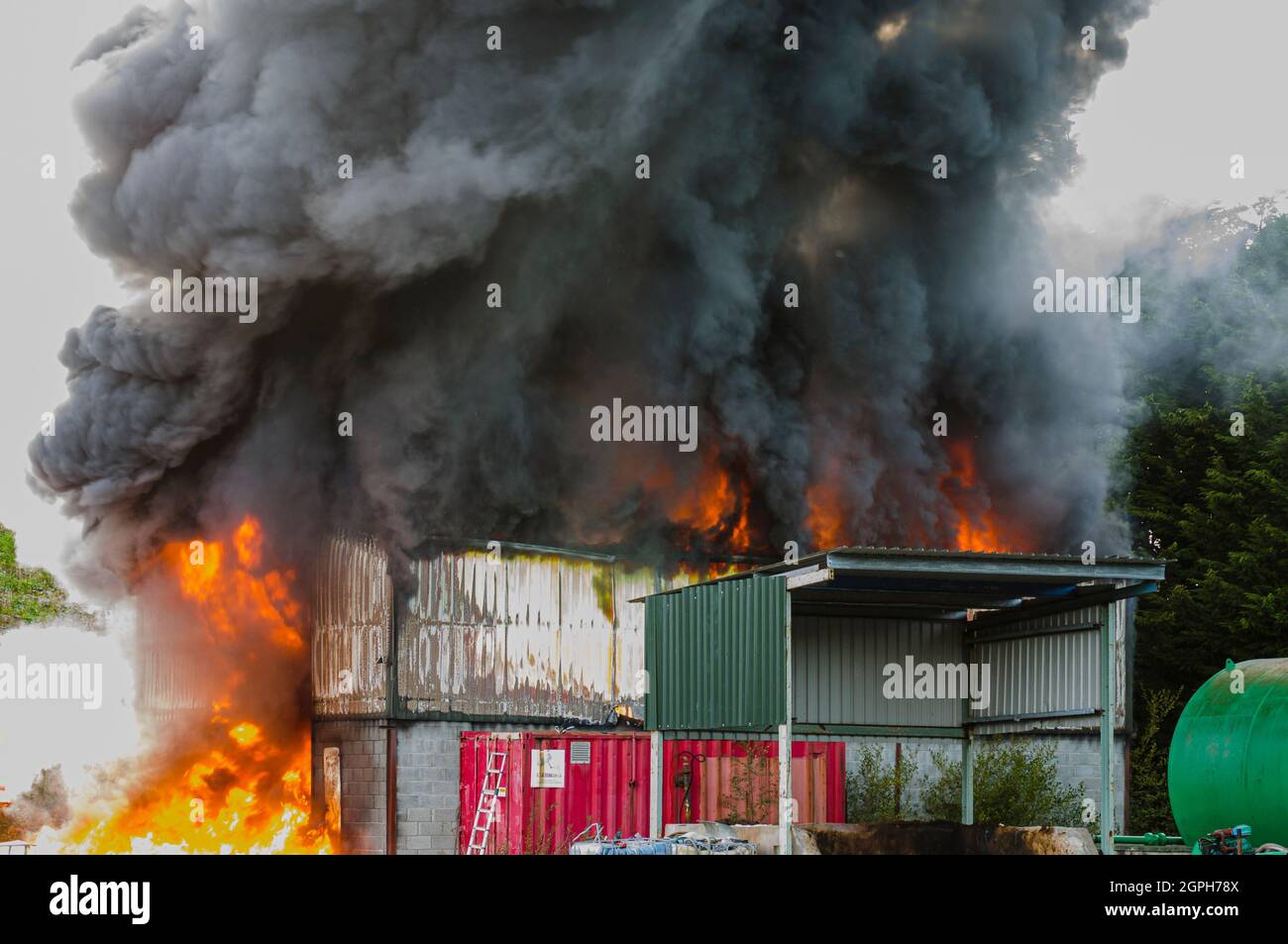 Downpatrick, Irlande du Nord. 29/09/2021 - Un incendie éclate à un dépôt de carburant dans Brannish Road, Downpatrick vers 18:00. Banque D'Images