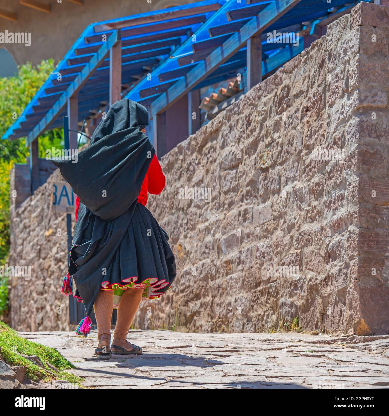 Femme autochtone quechua en vêtements traditionnels, île Taquile, lac Titicaca, Pérou. Banque D'Images