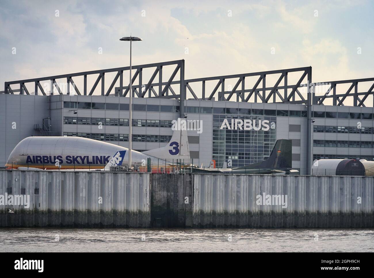 Hambourg, Allemagne. 15 août 2021. Un Airbus Skylink 3 est une pièce de musée devant l'un des halls de production d'Airbus à Finkenwerder. Seuls quatre des avions, construits sur la base d'un Boeing B-377, étaient en vol pour transporter des pièces d'avions entre les sites de production. Credit: Soeren Stache/dpa-Zentralbild/ZB/dpa/Alay Live News Banque D'Images