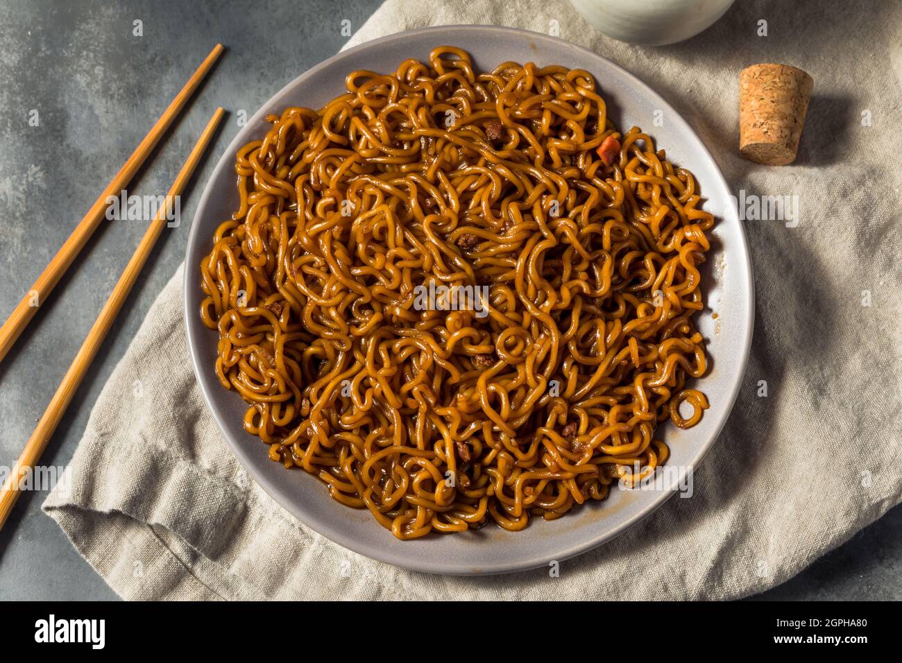 Nouilles de haricots noirs Jjajang coréennes faites maison avec des bâtonnets de pâtes Banque D'Images