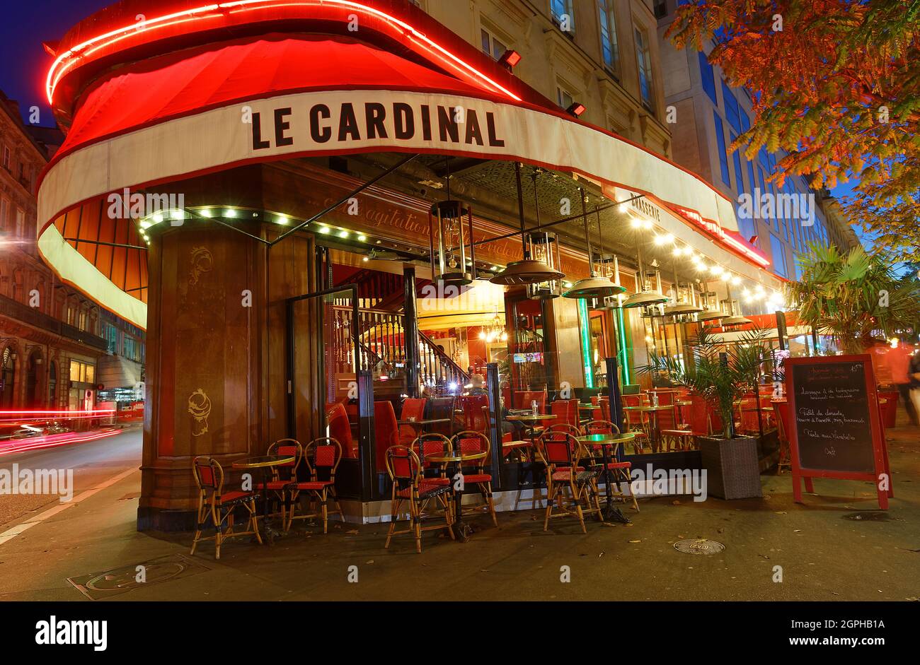 La brasserie française traditionnelle le Cardinal la nuit. Il est situé sur le boulevard des Italiens à Paris, en France. Banque D'Images