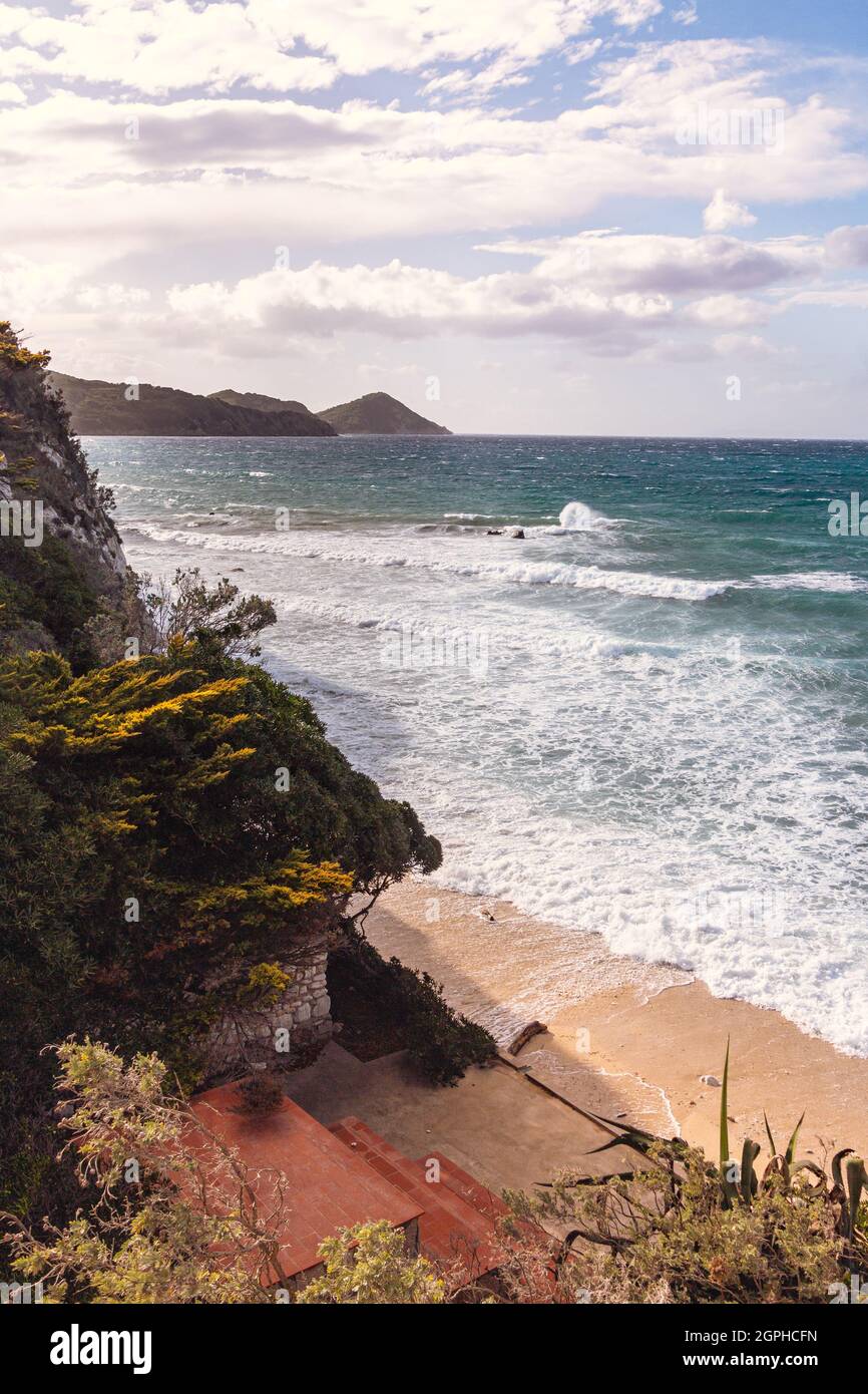 Plage de Spiaggia di capo Bianco par temps de tempête, située près de Portoferraio, Isola d' Elbe (île d'Elbe), Toscane (Toscane), Italie Banque D'Images