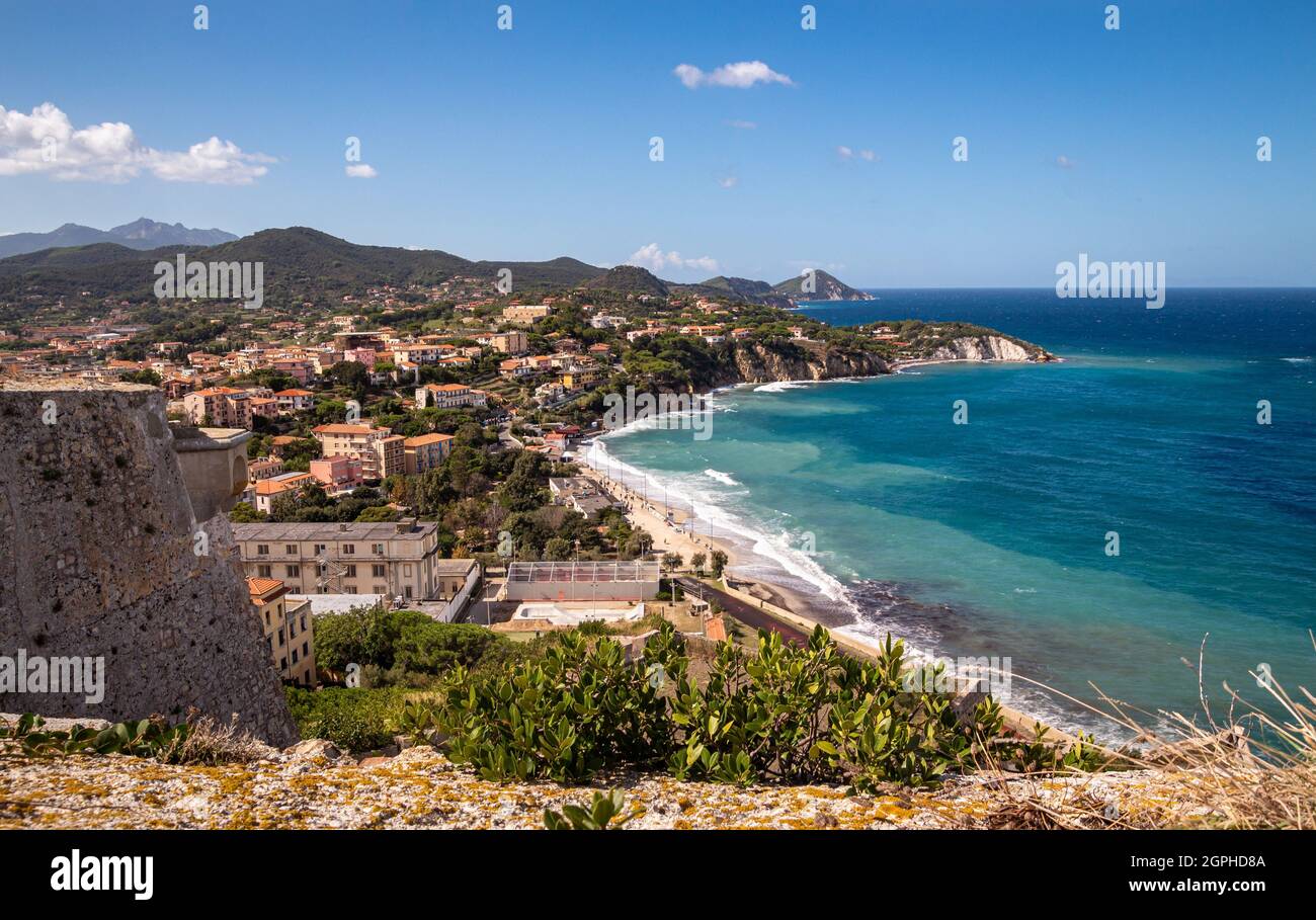 Vue de forte Falcone sur la ville de Portoferraio à la plage de Capo bianco et Capo d' Enfola, Isola d' Elbe (île d'Elbe), Toscane (Toscane), Italie Banque D'Images