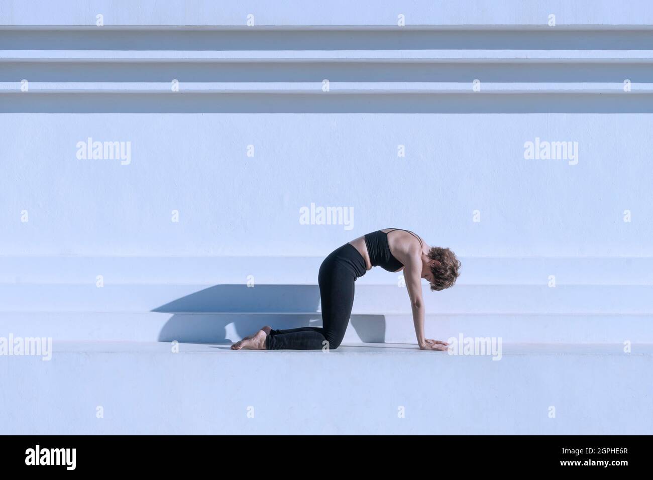 Femme dans le chat pose yoga pilates à l'extérieur Banque D'Images