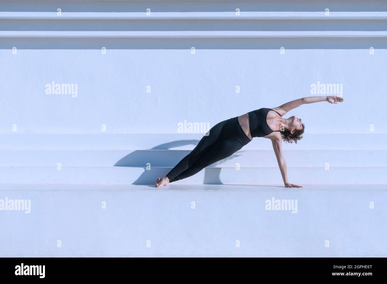 Femme sur le sol dans le yoga pilates posent à l'extérieur Banque D'Images