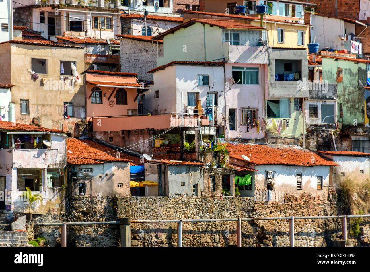 Un taudis avec des maisons colorées sur la colline à Salvador, Bahia Banque D'Images