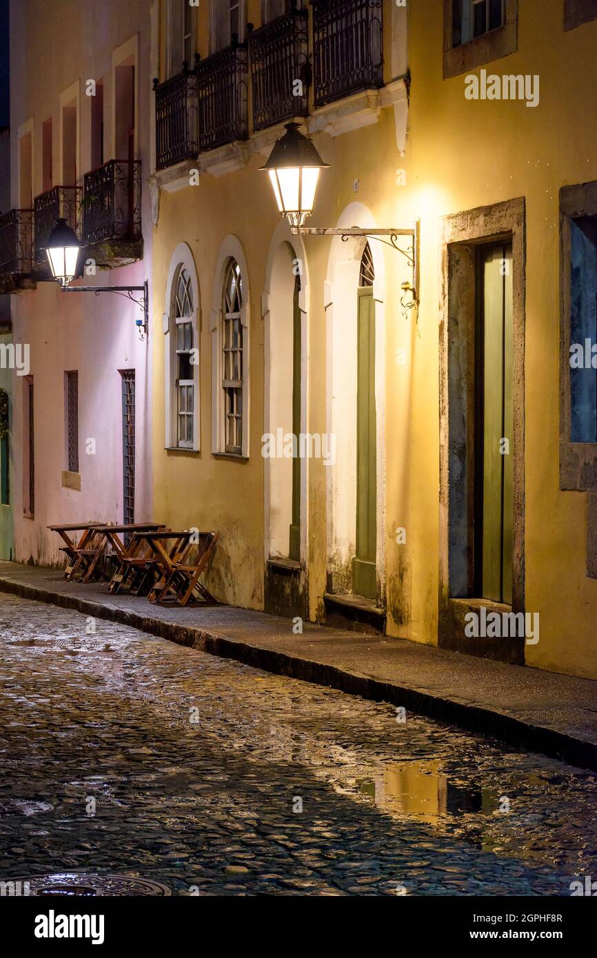 Vieille rue pavée avec maisons coloniales éclairées par des lanternes la nuit dans le quartier Pelourinho de Salvador, Bahia Banque D'Images