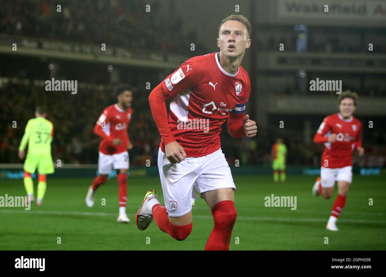 Barnsley's Cauley Woodrow célèbre après avoir obtenu son score à partir de la zone de pénalité pour mettre son côté en avant lors du match de championnat Sky Bet à Oakwell, Barnsley. Date de la photo: Mercredi 29 septembre 2021. Banque D'Images