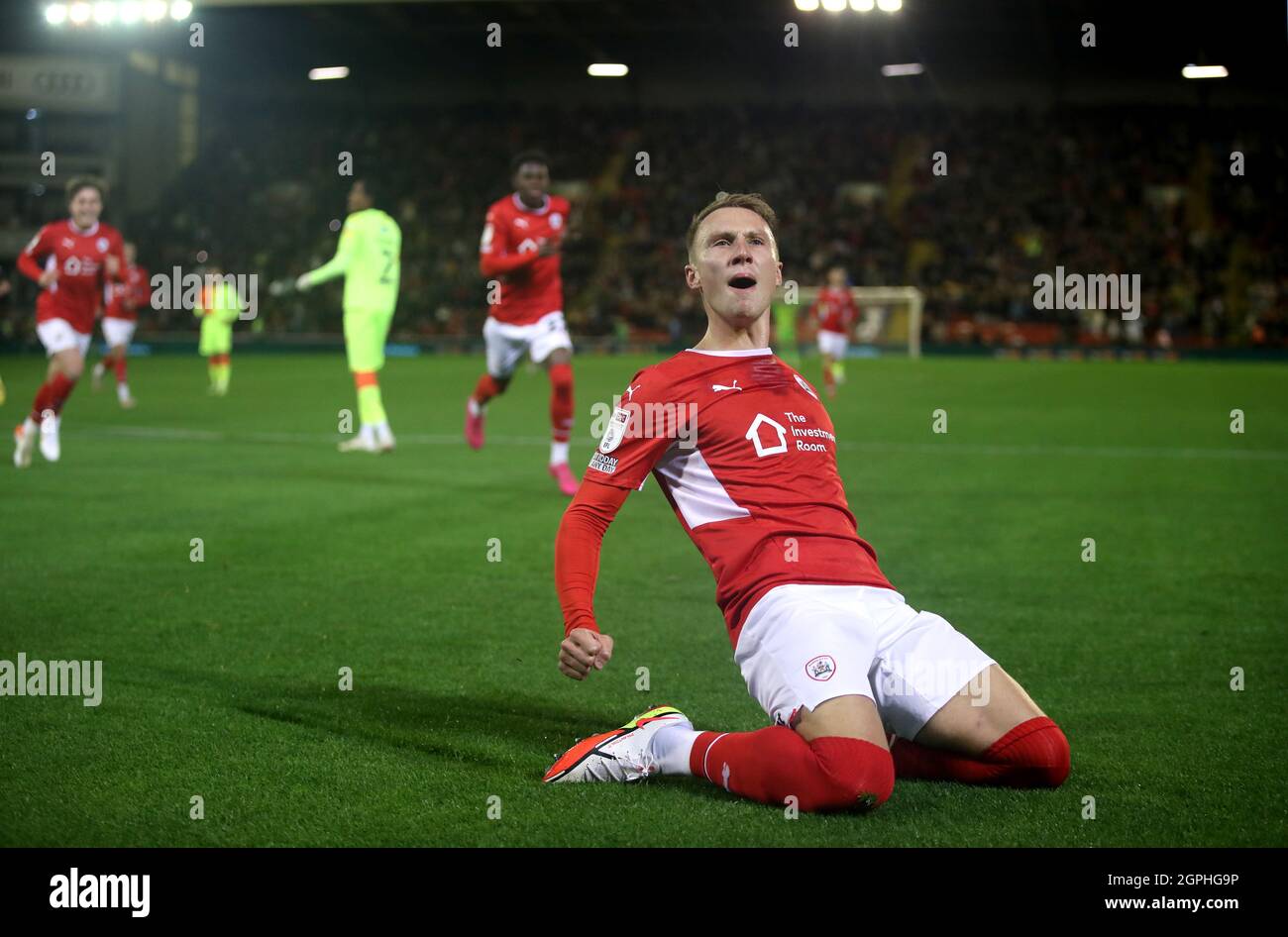 Barnsley's Cauley Woodrow célèbre après avoir obtenu son score à partir de la zone de pénalité pour mettre son côté en avant lors du match de championnat Sky Bet à Oakwell, Barnsley. Date de la photo: Mercredi 29 septembre 2021. Banque D'Images