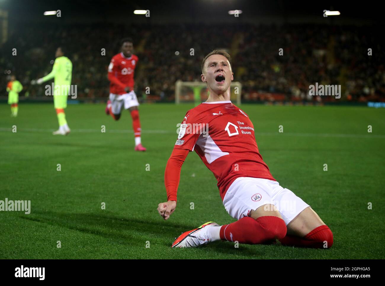 Barnsley's Cauley Woodrow célèbre après avoir obtenu son score à partir de la zone de pénalité pour mettre son côté en avant lors du match de championnat Sky Bet à Oakwell, Barnsley. Date de la photo: Mercredi 29 septembre 2021. Banque D'Images