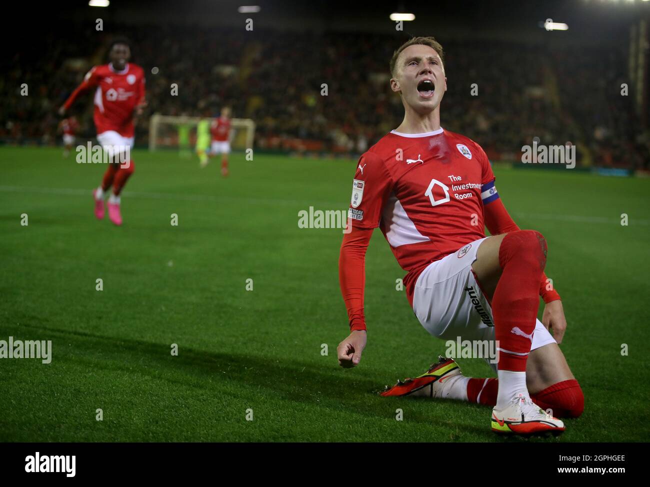 Barnsley's Cauley Woodrow célèbre après avoir obtenu son score à partir de la zone de pénalité pour mettre son côté en avant lors du match de championnat Sky Bet à Oakwell, Barnsley. Date de la photo: Mercredi 29 septembre 2021. Banque D'Images