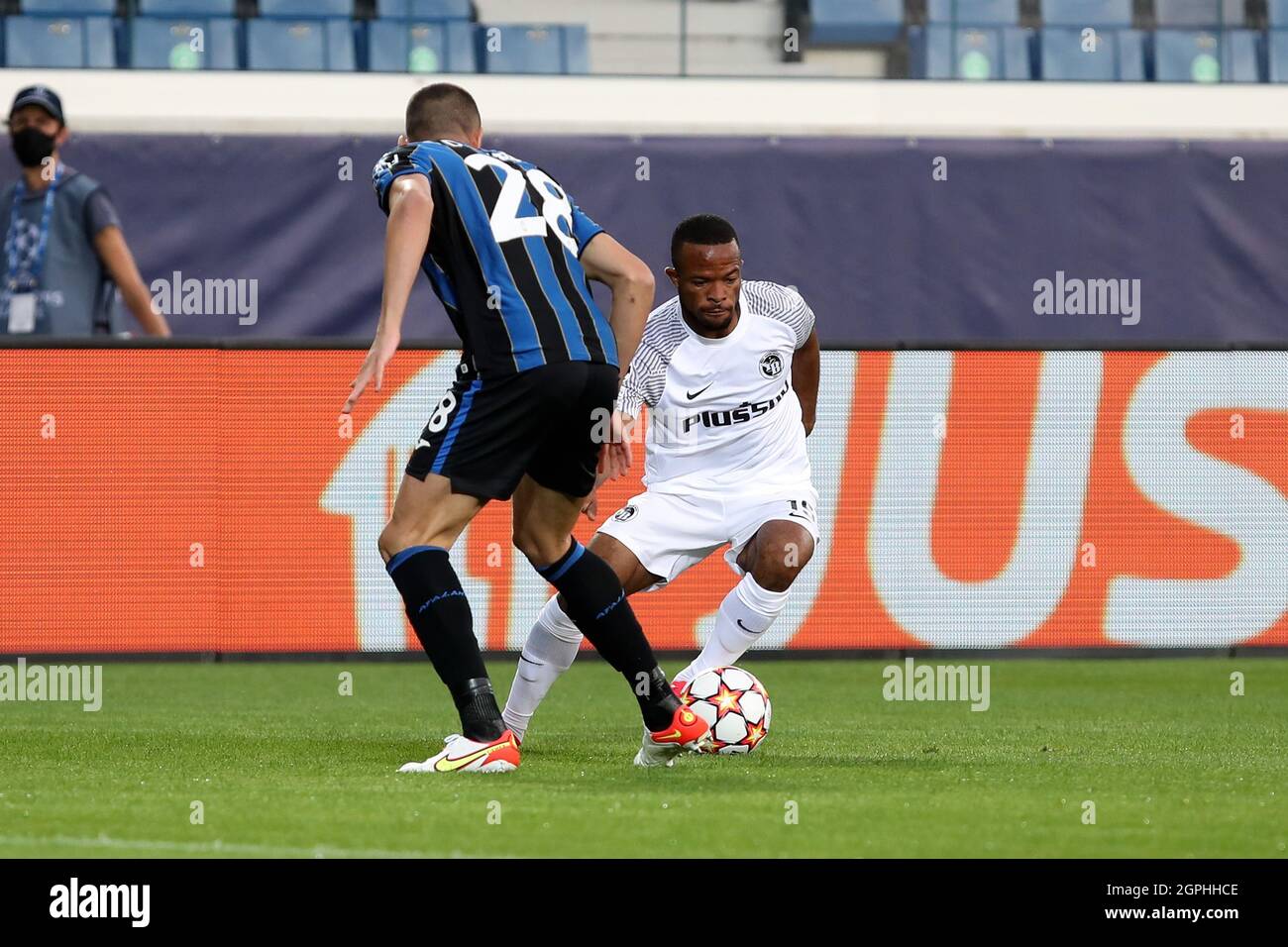 Bergame, Italie, 29 septembre 2021. Meschack Elia of Young Boys combat pour le ballon avec Merih Demiral d'Atalanta lors du match de football de la Ligue des champions de l'UEFA entre Atalanta et Young Boys. Crédit: Stefano Nicoli/Speed Media/Alay Live News Banque D'Images